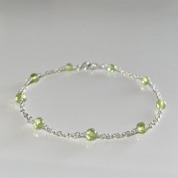 Bracelet péridot délicat, délicat cadeau péridot avec pierre de naissance d'août, bracelet chaîne en argent sterling, bracelet à empiler en pierre précieuse verte