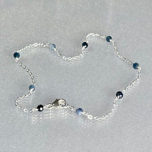 Peut inclure: Un bracelet de cheville en argent avec des perles de pierres pr&eacute;cieuses bleues.