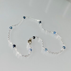 Peut inclure: Un bracelet de cheville en argent avec des perles de pierres pr&eacute;cieuses bleues.