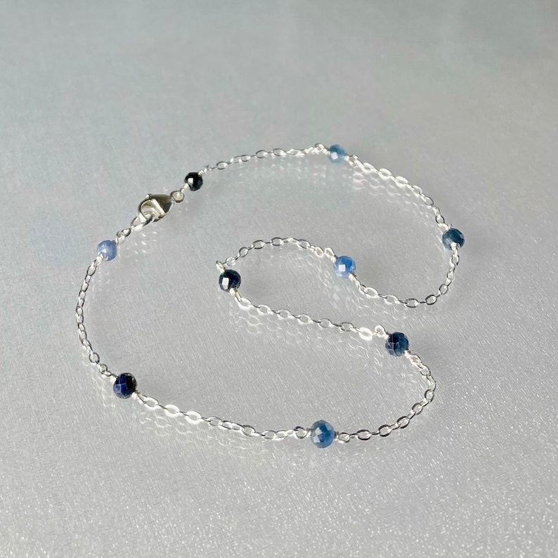 Peut inclure: Un bracelet de cheville en argent avec des perles de pierres pr&eacute;cieuses bleues.