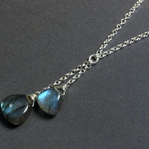 Dubbele labradorietketting, lariat Y-ketting, blauwgrijze steen, dubbele labradoriethanger, sterlingzilver, piramide-edelsteen, cadeau voor haar