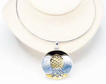 Disco de plata o oro con dije de piña invertida en collar gargantilla de plata