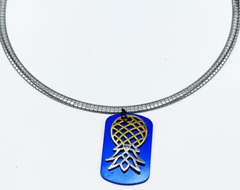 Collar con colgante de piña invertida: joyería colorida con placa de identificación