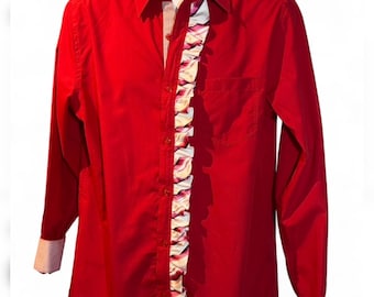 Camisa roja de hombre reciclada – detalle de corbata rediseñado – pieza única – talla M – moda de diseño sostenible