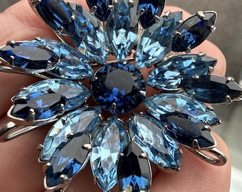 Broche vintage Sherman, degradado azul, circa 1960 | Joyería floral distintiva | Artículo de colección de lujo | Diamantes de imitación talla marquesa | Estilo retro de alta calidad