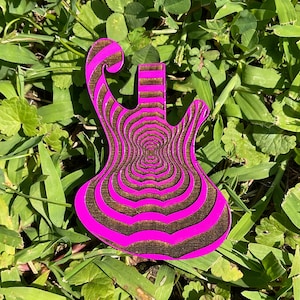 Dickhäuter Bass Illusion Holzmagnet, lila-schwarz lichtreaktiv, Les Claypool inspiriert, Primus, furchtlose fliegende Froschbrigade