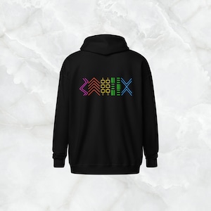 Könnte beinhalten: Schwarzer Kapuzenpullover mit einem bunten geometrischen Design auf der Rückseite. Das Design zeigt eine Reihe von abstrakten Formen in Lila, Orange, Gelb, Grün und Blau.