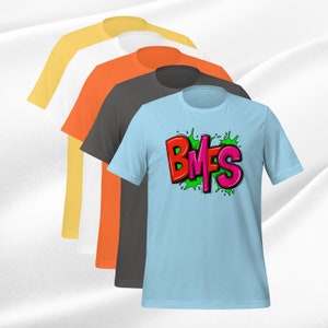 Puede incluir: Cinco camisetas de diferentes colores, con la palabra "BMES" en una fuente de estilo de dibujos animados colorida en la camiseta azul claro.