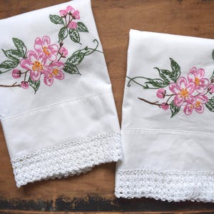 Hand Embroidered Pillowcase Set, Vintage Embroidered Pillowcases,  Vintage Embroidery, Standard Pillowcase Set