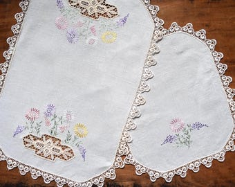 Hand Embroidered Doily Set, Vintage Embroidered Table linens, Vintage Embroidery, Vintage Doilies