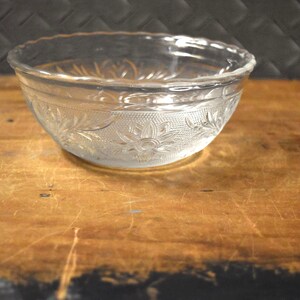 Vintage sandwichglazen kom met Anchor Hocking: madeliefje geschulpte serveerschaal