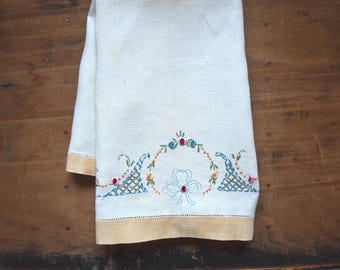 Handgeborduurde linnen theedoek: vintage bloemdessin