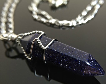 Halsband i blått sandsten med "galax"-kristall • Kedja i sterlingsilver • Hänge i trådlindat stål • Stjärnteckensmycken • Presentklart
