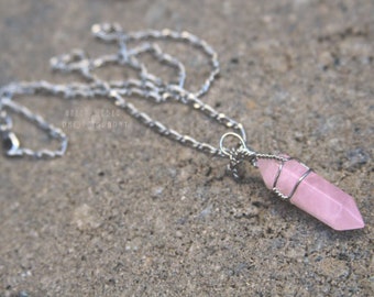 Trådlindat halsband i rosenkvartskristall: Sterling silver helande sten