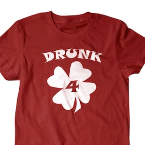 Puede incluir: Camiseta roja con un trébol de cuatro hojas blanco y el texto "DRUNK 4" impreso en la parte delantera.