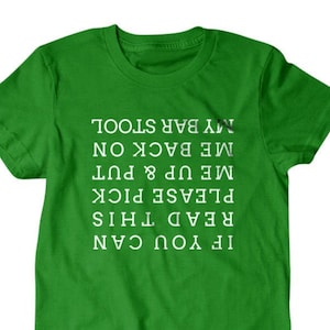 Puede incluir: Camiseta verde con texto blanco que dice: "Si puedes leer esto, por favor, recógeme y ponme de nuevo en mi taburete de bar."