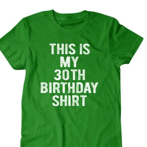 Puede incluir: Camiseta verde con texto blanco que dice "This is my 30th Birthday Shirt".