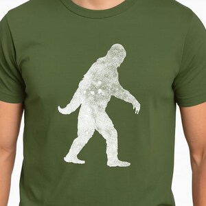 Camiseta de Pie Grande / Divertida camiseta de Yeti para hombre / Regalo para novio, esposo o papá imagen 1