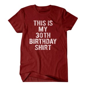 Puede incluir: Camiseta roja con texto blanco que dice "This is my 30th Birthday Shirt".