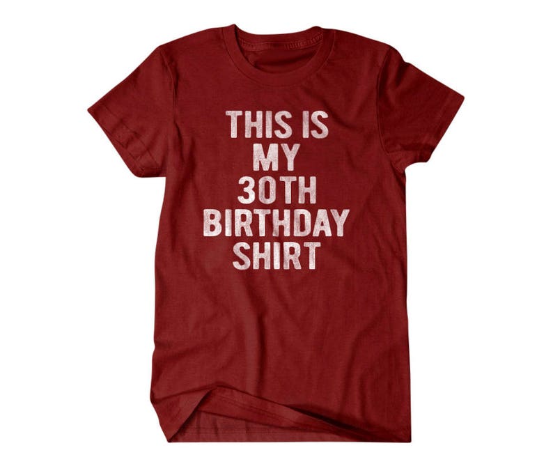Puede incluir: Camiseta roja con texto blanco que dice "This is my 30th Birthday Shirt".