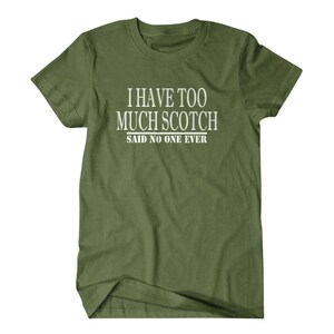 K&ouml;nnte beinhalten: Ein gr&uuml;nes T-Shirt mit dem Text "I have too much scotch said no one ever" in Wei&szlig;.