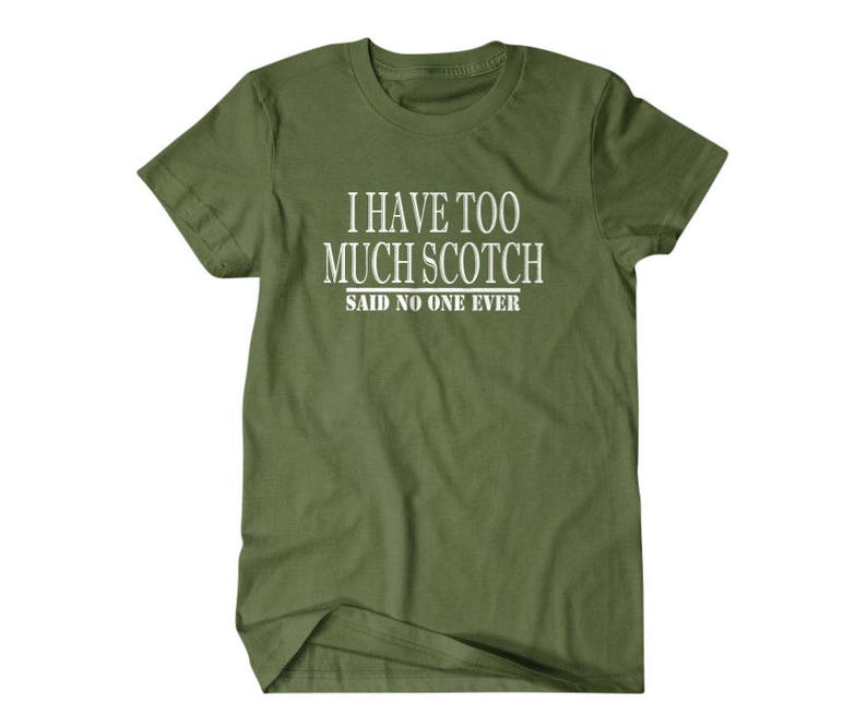 K&ouml;nnte beinhalten: Ein gr&uuml;nes T-Shirt mit dem Text "I have too much scotch said no one ever" in Wei&szlig;.