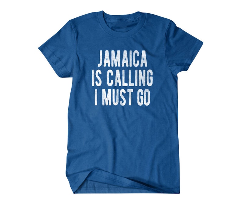 Pu&ograve; includere: Una t-shirt blu reale con il testo "Jamaica is calling I must go" in bianco.