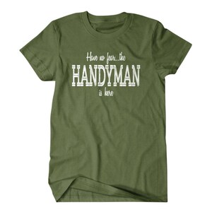 Op de afbeelding: Een groen T-shirt met de tekst "Have no fear... the HANDYMAN is here" in wit.