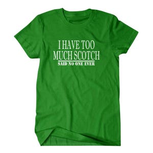 K&ouml;nnte beinhalten: Gr&uuml;nes T-Shirt mit wei&szlig;em Text, der lautet: "Ich habe zu viel Scotch, das hat noch nie jemand gesagt".