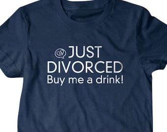 Camiseta de recién divorciada, Invítame a una copa, regalo de divorcio, camiseta, camiseta divertida, regalos para ella, camisa, regalo para él, amigo divorciado, 300