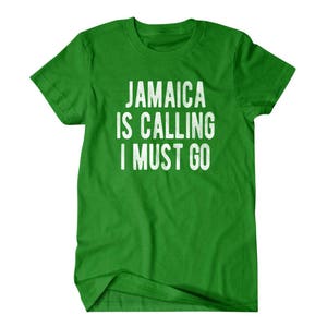 Pu&ograve; includere: Maglietta verde con testo bianco che dice "Jamaica is calling I must go".