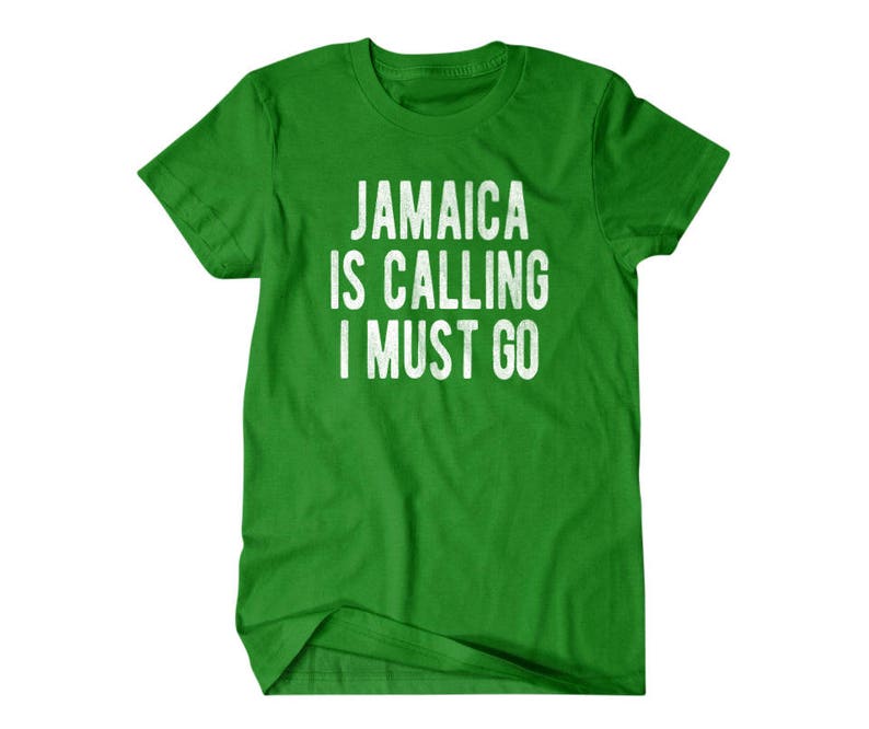 Pu&ograve; includere: Maglietta verde con testo bianco che dice "Jamaica is calling I must go".