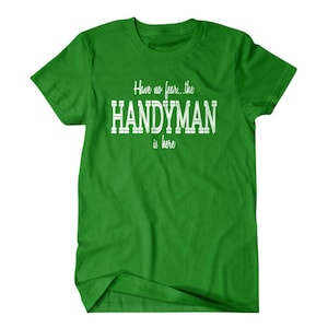 Op de afbeelding: Groen T-shirt met witte tekst die "Have no fear... the HANDYMAN is here." luidt.