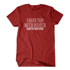 K&ouml;nnte beinhalten: Rotes T-Shirt mit wei&szlig;em Text, der lautet: "Ich habe zu viel Scotch, das hat noch nie jemand gesagt".