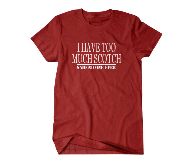 K&ouml;nnte beinhalten: Rotes T-Shirt mit wei&szlig;em Text, der lautet: "Ich habe zu viel Scotch, das hat noch nie jemand gesagt".
