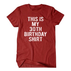 Puede incluir: Camiseta roja con texto blanco que dice "This is my 30th Birthday Shirt".