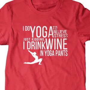 Puede incluir: Camiseta roja con un gr&aacute;fico blanco que dice "Hago yoga para aliviar el estr&eacute;s, es broma, bebo vino con pantalones de yoga".
