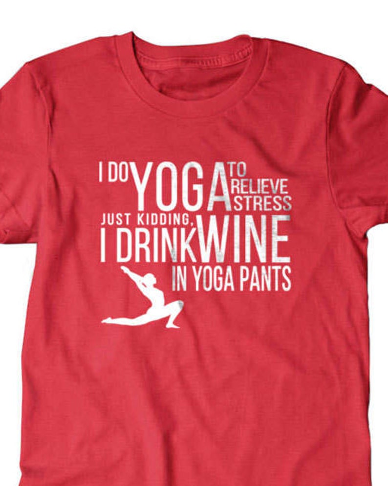 Puede incluir: Camiseta roja con un gr&aacute;fico blanco que dice "Hago yoga para aliviar el estr&eacute;s, es broma, bebo vino con pantalones de yoga".