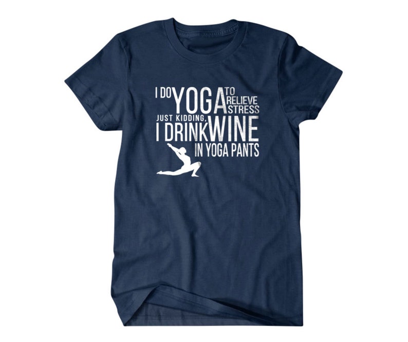 Puede incluir: Camiseta azul marino con texto blanco que dice "Hago yoga para aliviar el estr&eacute;s. Es broma, bebo vino con pantalones de yoga." Una silueta blanca de una persona en una pose de yoga est&aacute; en el centro del texto.
