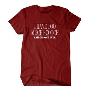 K&ouml;nnte beinhalten: Ein maroonfarbenes T-Shirt mit wei&szlig;em Text, der lautet: "Ich habe zu viel Scotch, das hat noch nie jemand gesagt".