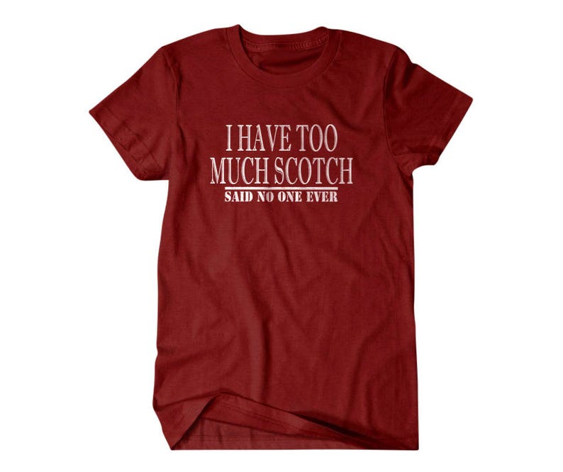 K&ouml;nnte beinhalten: Ein maroonfarbenes T-Shirt mit wei&szlig;em Text, der lautet: "Ich habe zu viel Scotch, das hat noch nie jemand gesagt".