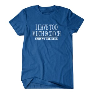 K&ouml;nnte beinhalten: Ein k&ouml;nigsblaues T-Shirt mit wei&szlig;em Text, der "Ich habe zu viel Scotch, das hat noch nie jemand gesagt" lautet.
