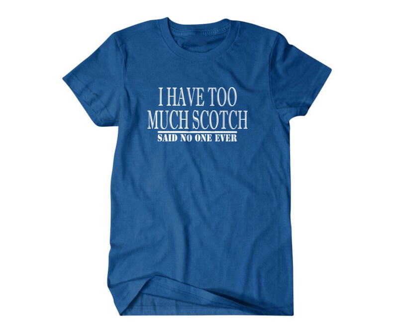 K&ouml;nnte beinhalten: Ein k&ouml;nigsblaues T-Shirt mit wei&szlig;em Text, der "Ich habe zu viel Scotch, das hat noch nie jemand gesagt" lautet.