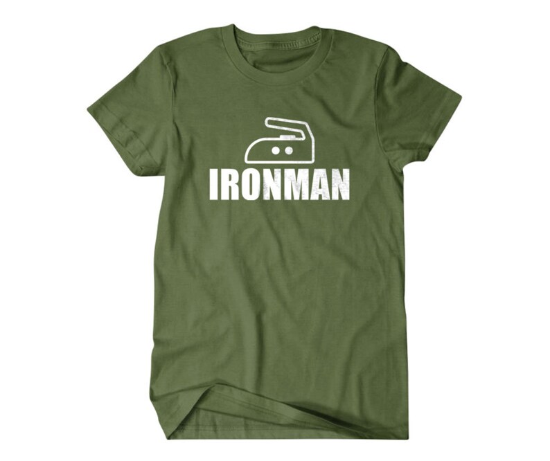 Puede incluir: Una camiseta verde con un gr&aacute;fico de plancha blanco y el texto "IRONMAN" impreso en la parte delantera.