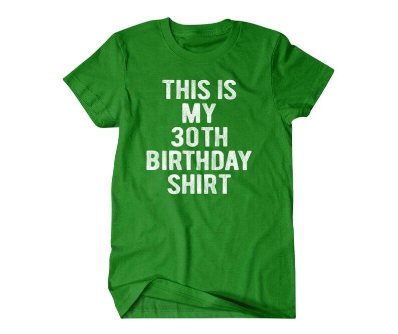 Puede incluir: Camiseta verde con texto blanco que dice "This is my 30th Birthday Shirt".
