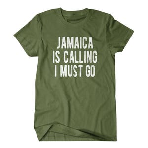 Pu&ograve; includere: Una maglietta verde con il testo "Jamaica is calling I must go" in bianco.