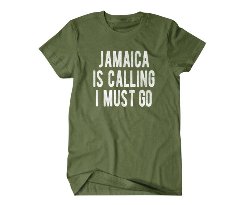 Pu&ograve; includere: Una maglietta verde con il testo "Jamaica is calling I must go" in bianco.