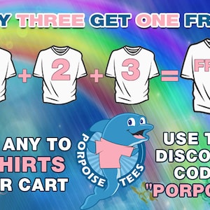 Puede incluir: Compra tres camisetas y ll&eacute;vate una gratis. A&ntilde;ade cuatro camisetas a tu carrito y usa el c&oacute;digo de descuento "PORPOISE" en la caja. La imagen muestra cuatro camisetas blancas con n&uacute;meros rosas y la palabra "GRATIS" en ellas.