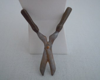 Miniature /"Sir Thomas Thumb/" Aged : DOLLHOUSE 1:12 BLACK Hinged Metal Pliers