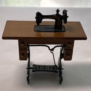 Dollhouse Miniature Sewing Machine ~ Vintage ~ Crafting ~ Sewing ~ Seamstress ~ 1:12 Scale ~ Dress Shop ~ Sewing Room ~ Diorama ~Accessories